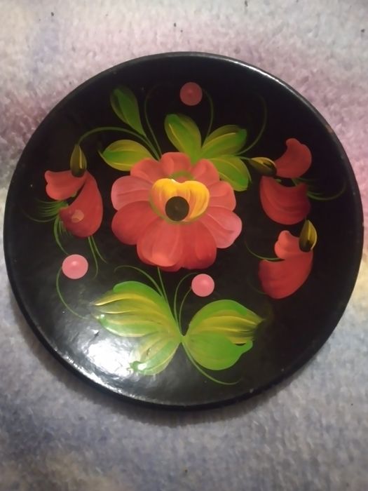 Декоративная тарелка в стиле петриковской росписи