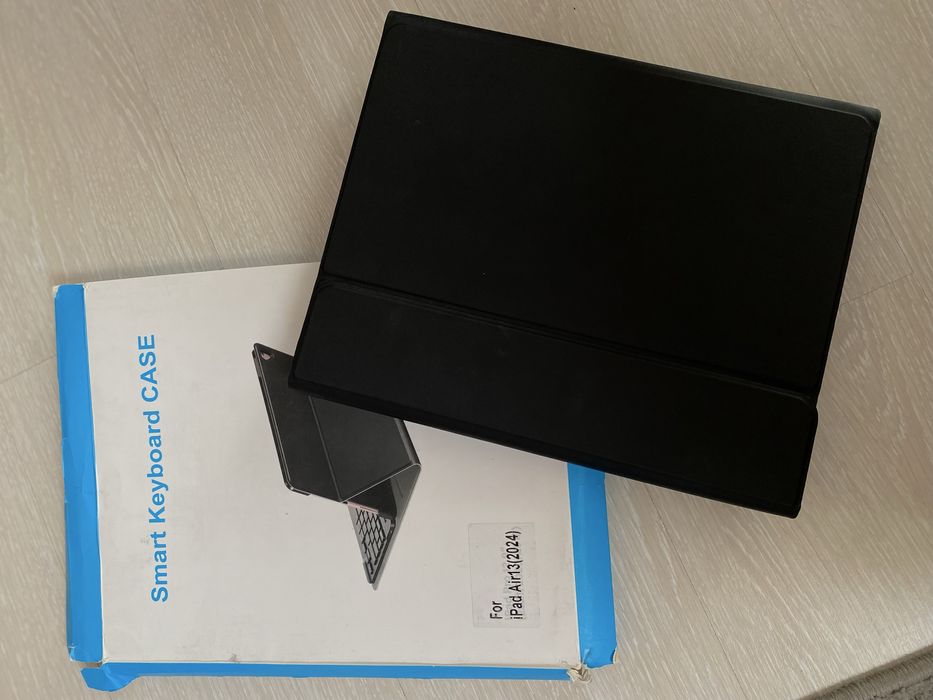 Чохол з клавіатурою на iPad Air13