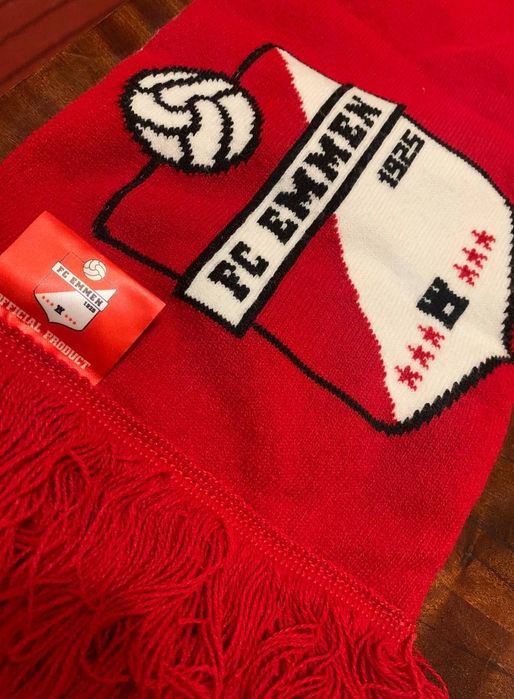 Шарфы спортивные/командные/футбольные. 4 шт. Один лот.