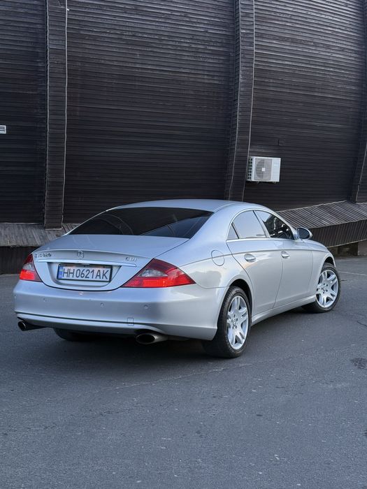 Продам свой Mercedes.
Машина на полном уверенном ходу.
500 км назад заменены все шаровые, тормозные шланги, наконечники, подшипники ступиц, амортизаторы и колодки.

По двигателю: мотор работает очень плавно и чётко.
По коробке: без единого пинка.

Салон у машины в отличном состоянии.
Пробег оригинальный — 300 000 км.

Звоните, отвечу.