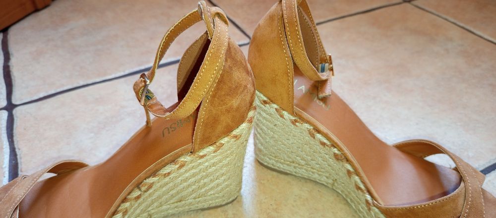 Sandały na koturnie r.39 Camel.