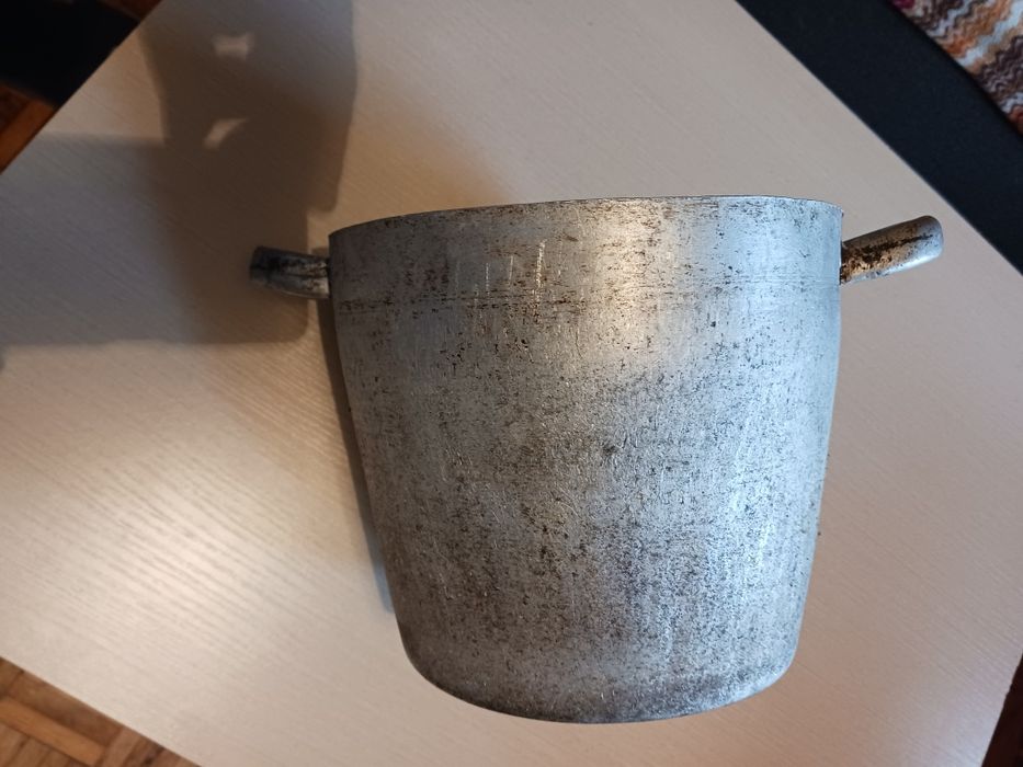 Stary garnek aluminiowy