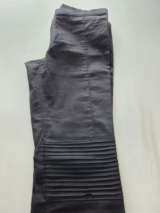 Czarne spodnie damskie marki H&M rozmiar 42