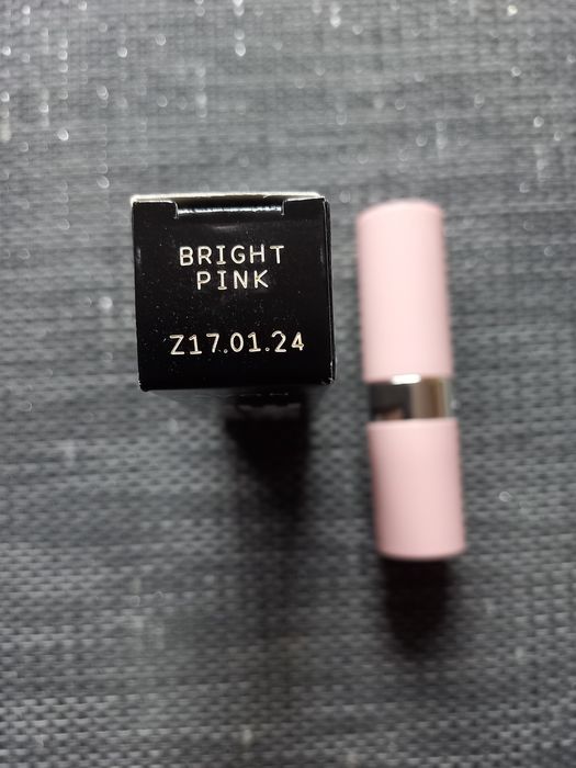 Lśniąca szminka z kwasem hialuronowym  Hydramatic  Shine  Avon Bright