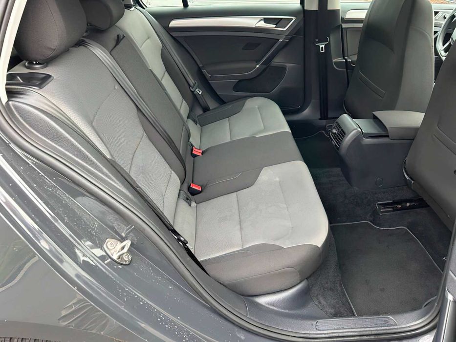 Volkswagen e-Golf SE      2016