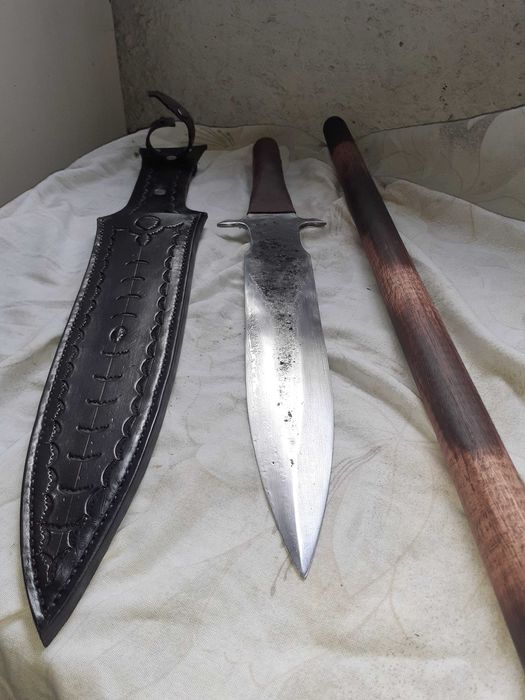 facas e lanças de caça, artesanais