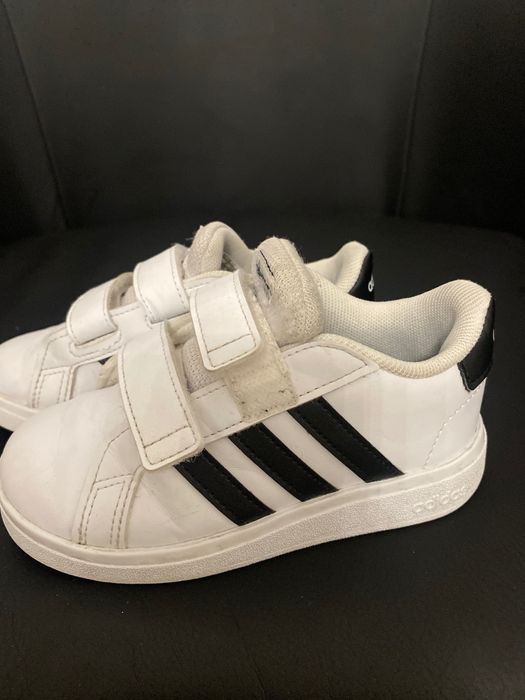 Ténis adidas em ótimo estado criança