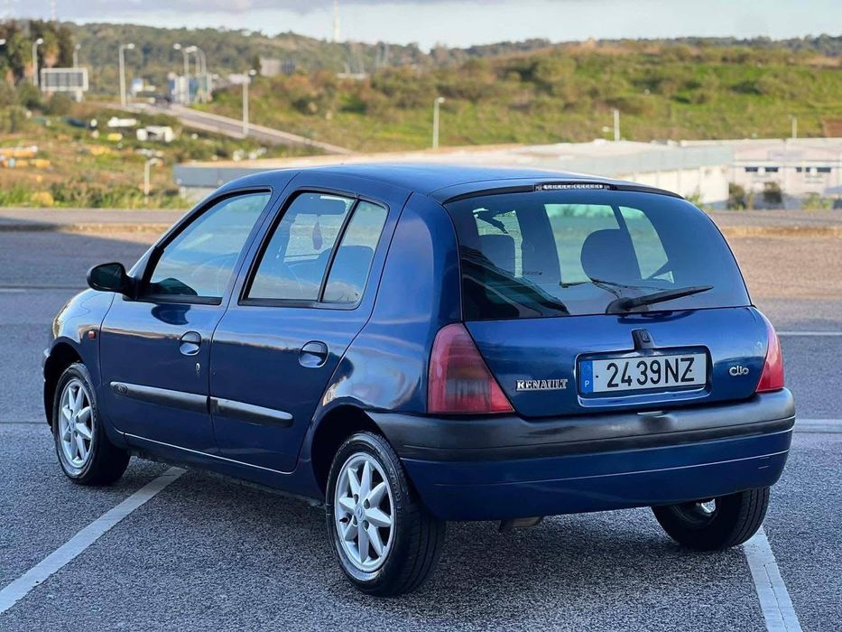 Uma viatura Clio