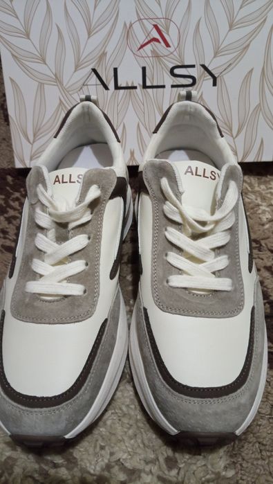 Жіночі кросівки Allsy.