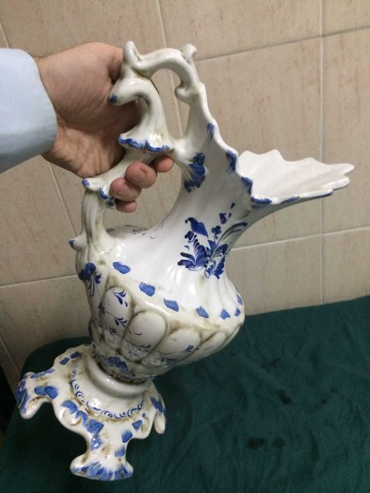 Jarrão Antigo em Faiança Alfalexport pintado à mão  e trabalhado.