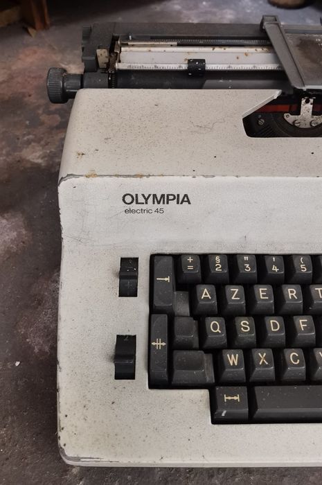 Máquina de escrever antiga Olimpia Elétric