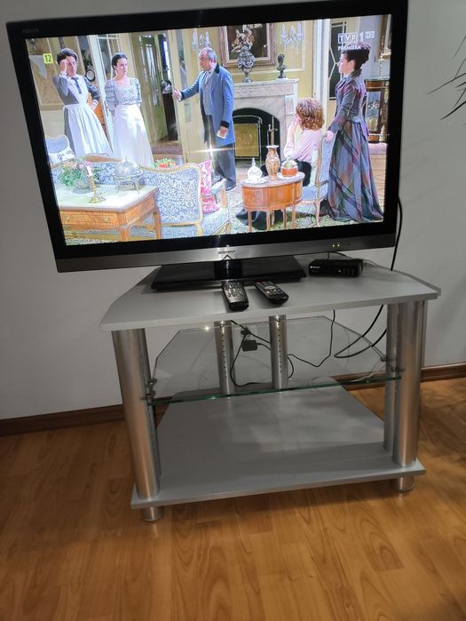 Telewizor Sharp z półką i dekoderem tv naziemnej