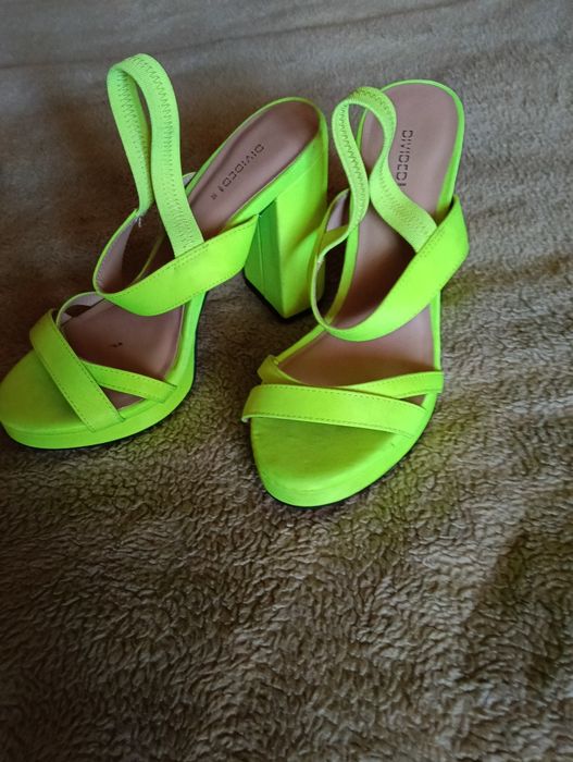 Neonowe buty sandały na słupku rozmiar 35 Divided
