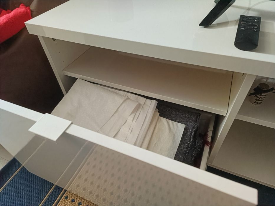 Estante TV branca com brilho