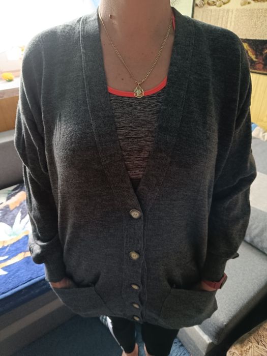 Sweter damski rozpinany.