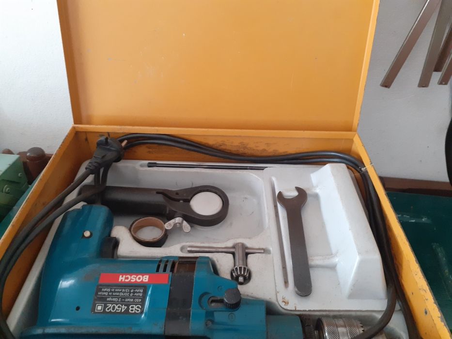 Berbequim bosch até 13mm Ref. SB  4502 em muito bom estado c/mala