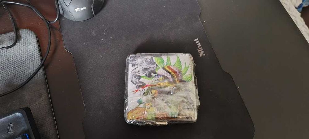 Caixa de cigarros nova com arte de iguana