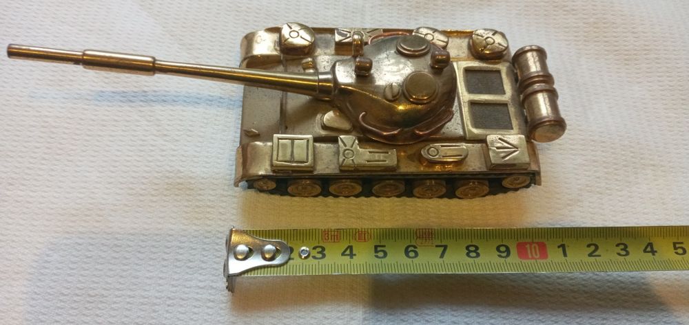 Коллекция- винтаж: сувенирная модель танк