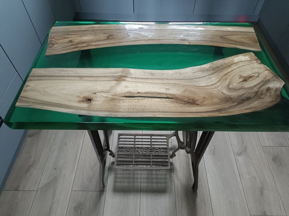 Piękny stolik kawowy z żywicy epoksydowej. Nogi Singer