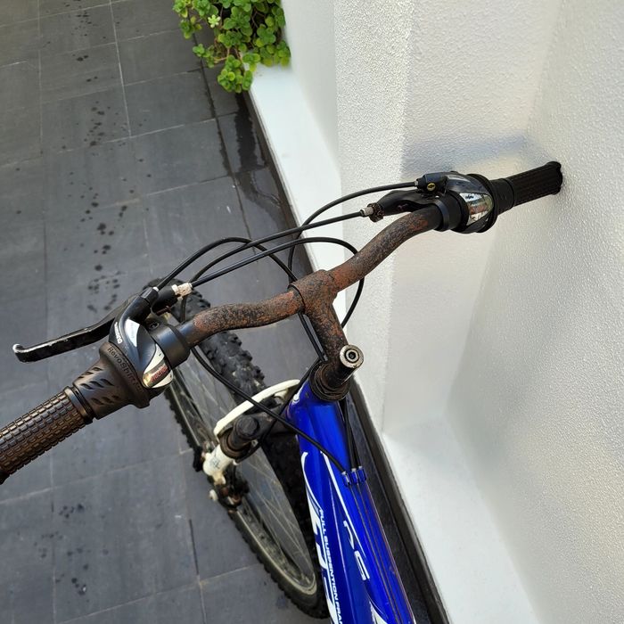 2 bicicletas, uma btt e uma dirt bike