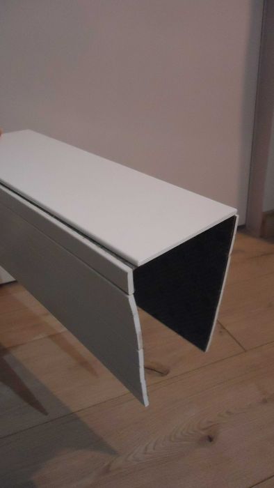 biały podłokietnik biała podstawka na podłokietnik na sofę