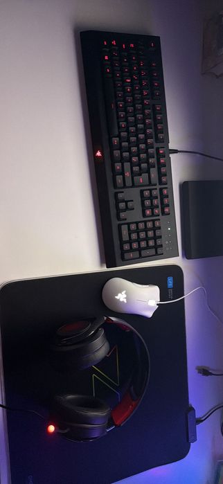 Computador gaming, com monitor, rato, telclado, tapete e phones tudo gaming