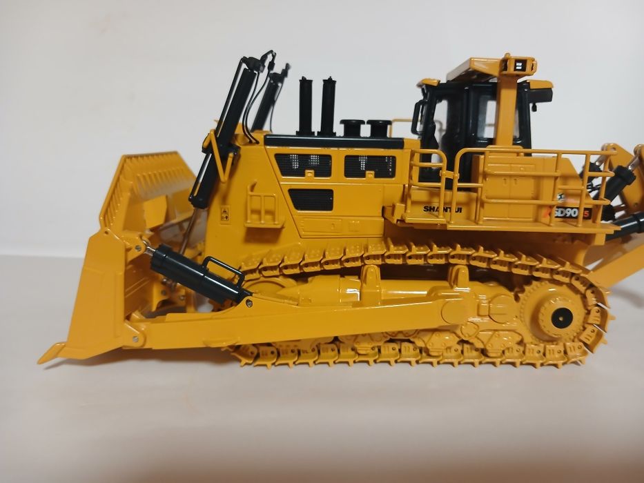 модель бульдозера , масштаб 1/43