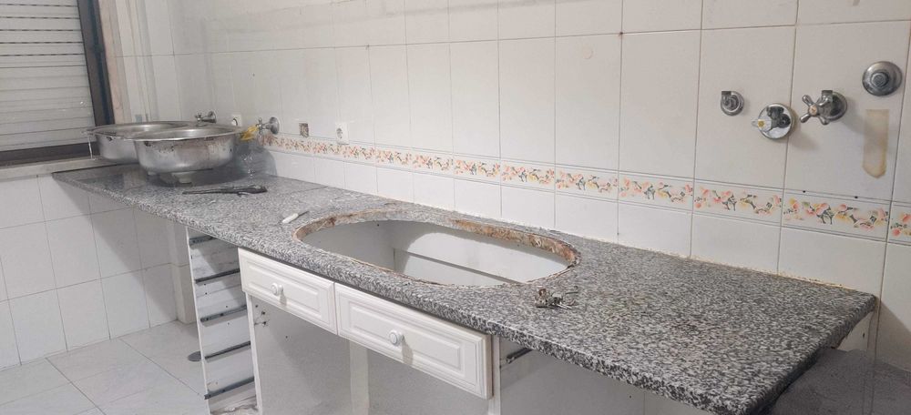 Bancada de granito com lava-loiças