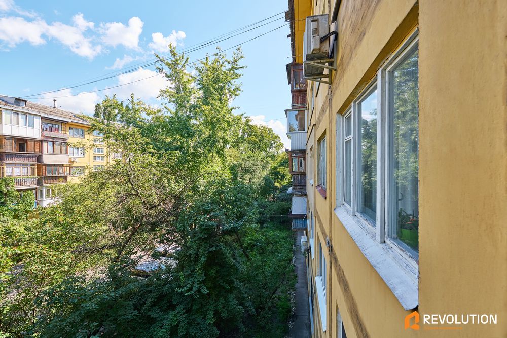 Без% , продаж 1 кімнатної квартири Бульвар Верховної Ради 18а, метро