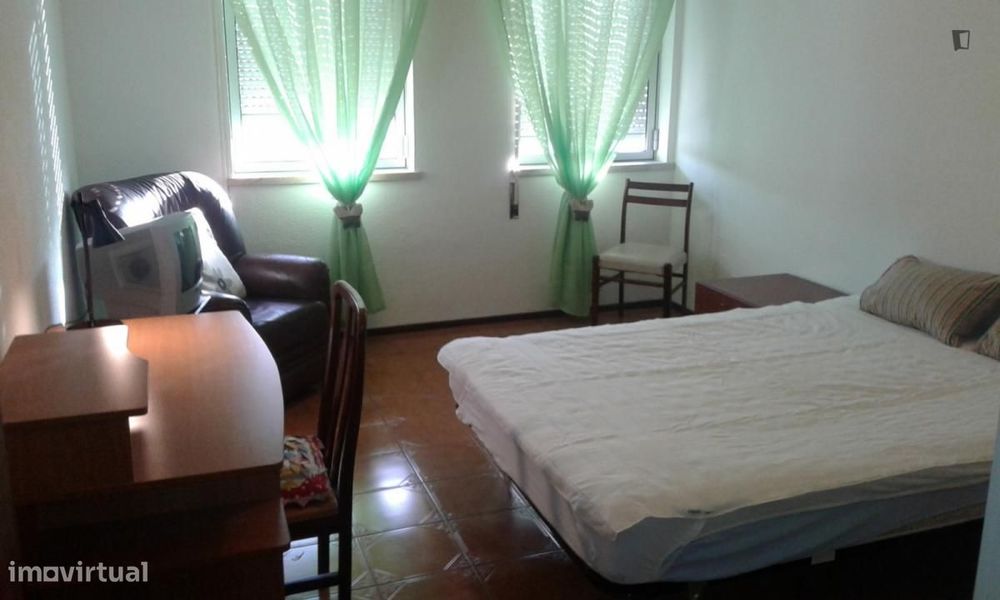 Quarto - localizado em Olivais Lisbon