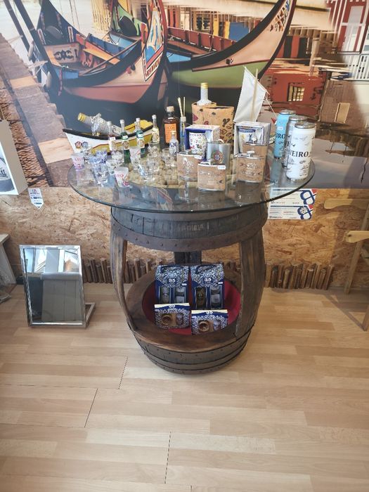 Pipa de vinho restaurada e convertida numa mesa.