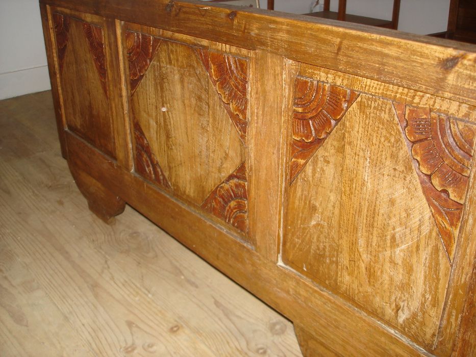 Cama vintage de madeira envernizado