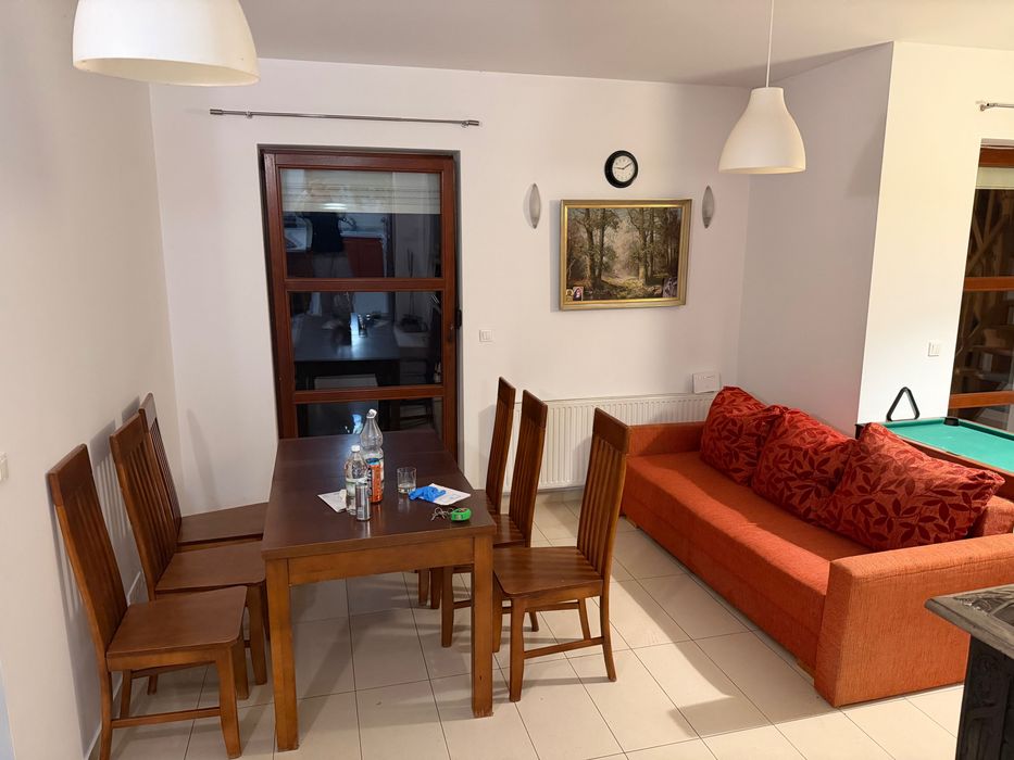Darmowa sofa czeka na nowego właściciela.