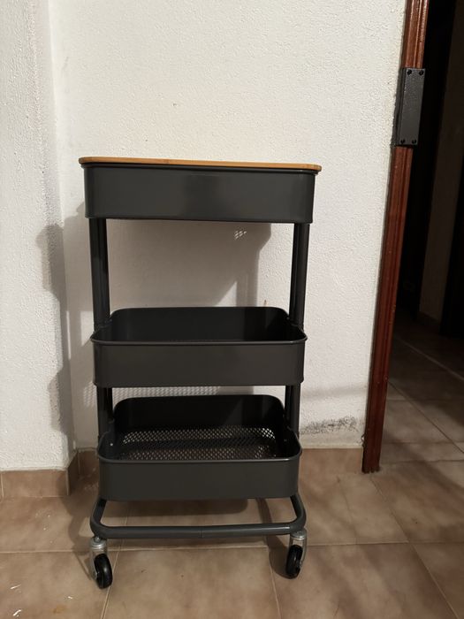 Carrinho de apoio cinza com tampa