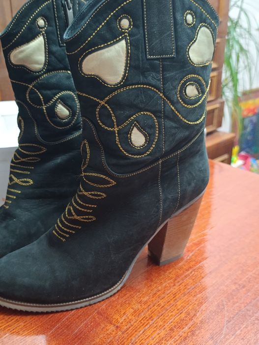 Продаються  чобітки  "Козаки""