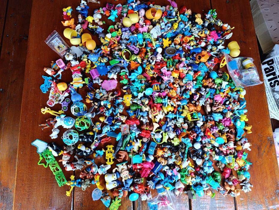 Величезний лот іграшок з кіндерів.