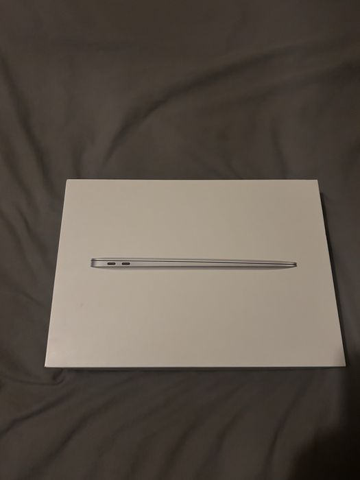 Macbook Air 13” retina (2020)- 8G RAM -SSD 256GB- perfect condtions