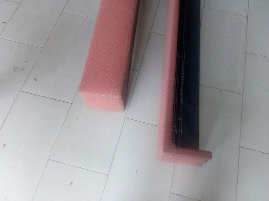 Sanefas em madeira, forradas com tecido.