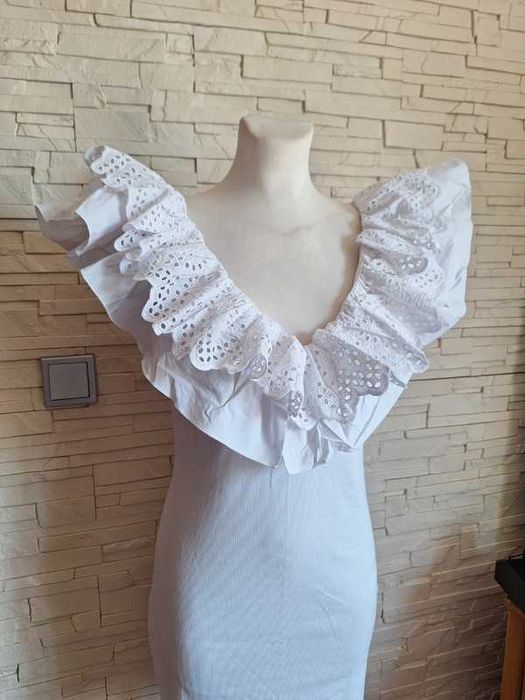 Zara, Sukienka biała, falbany hafty