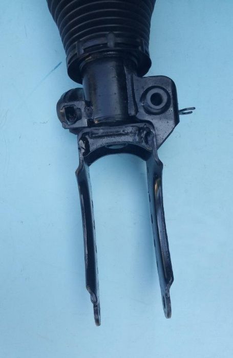 Пневмостойка передняя правая Volkswagen Touareg пневмо стойка права