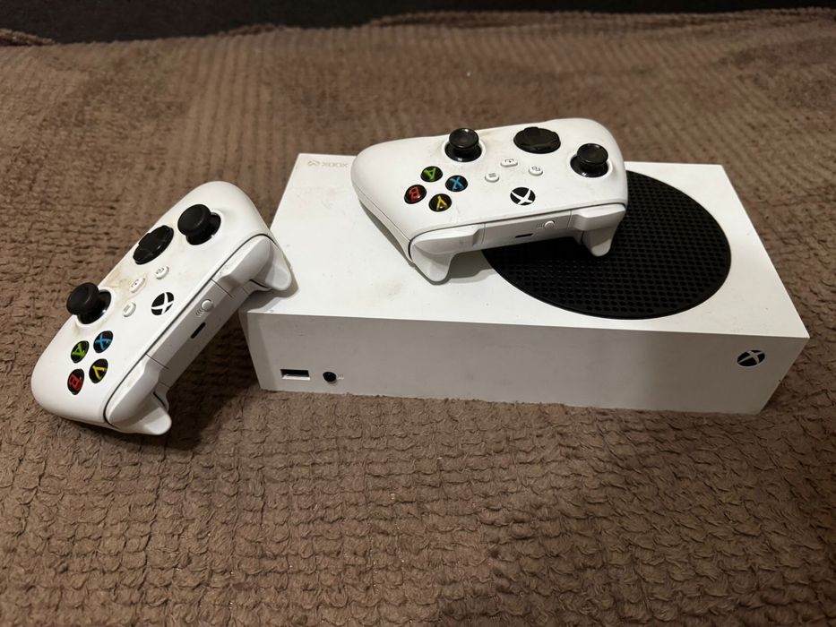 X box seriad s і два джойстики