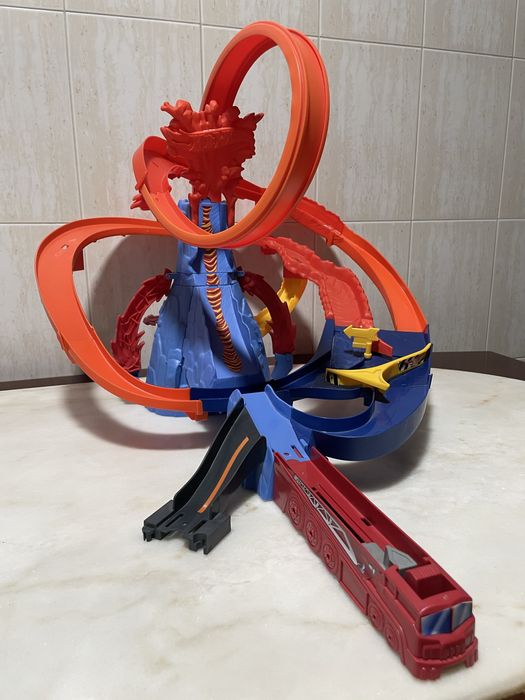 Hotwheels City Volcano Escape Track Motorized Circuit Playset Mattel