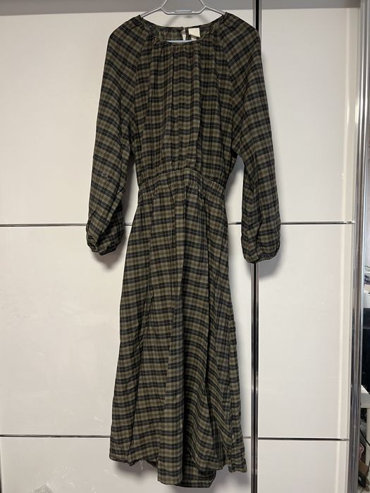 Khaki sukienka w czarna kratę długa do ziemi z wycięciem na plecach
