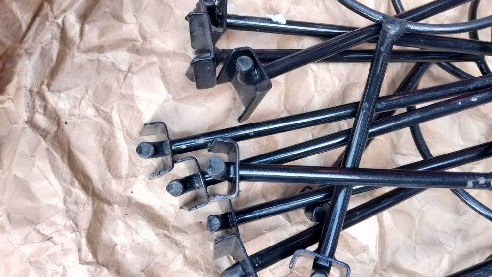 Kwietnik, stojak rozporowy -2,7 m, 13 obręczy na doniczki , metal