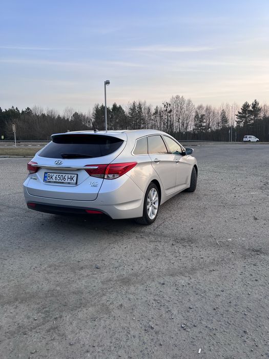 Продається ми HYUNDAI   i40   1.7  дизель 2011 рік