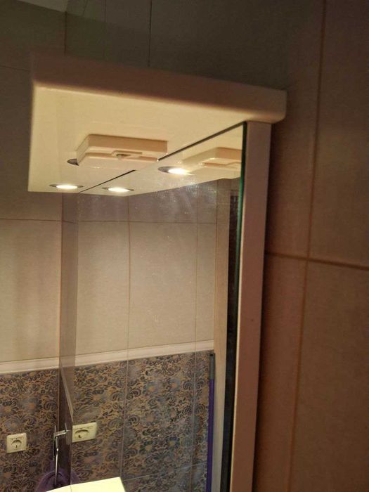 Продам тумбу ширина 80см на ніжках та дзеркало з підсвіткою 80×80, б/в