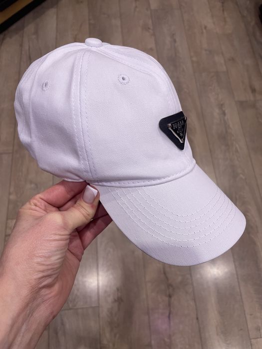 Біла котонова кепка Prada