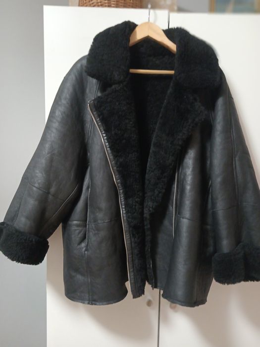 Czarny bardzo ciepły kożuch zapinany asymetrycz.na zamek duży R 48-50