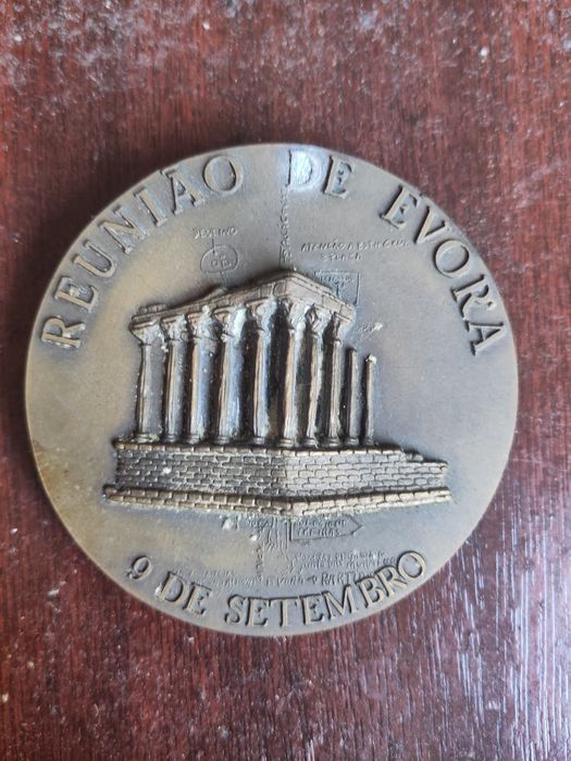 Nove Medalhas comemorativas latão