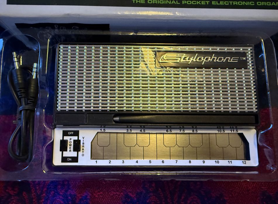 Stylophone-kieszonkowy syntetyzator Dübreq
